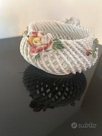 Ciotola reticolata con fiori in rilievo 1970