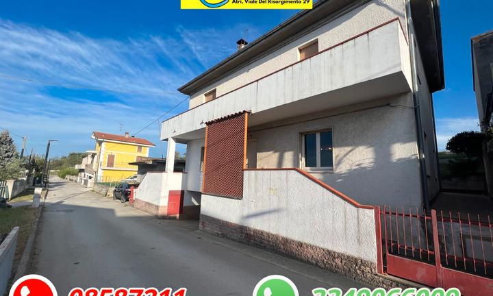 Casa singola con garage e giardino