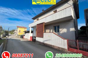 Casa singola con garage e giardino