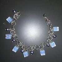 Bracciale donna charms opalescenti cubici e perle
