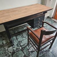 Scrivania nera con piano in legno + sedia €350