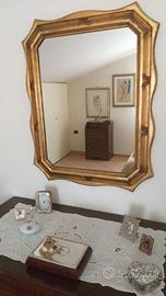 Specchio antico con cornice dorata.
