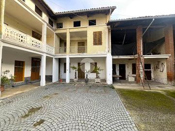 CASA DI CORTE A BUROLO