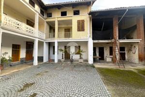 CASA DI CORTE A BUROLO
