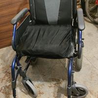 Sedia a rotelle marca Breezy, con ruote posteriori