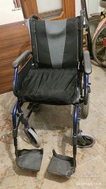 Sedia a rotelle marca Breezy, con ruote posteriori