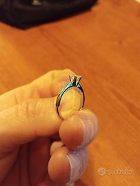 anello in oro con diamante