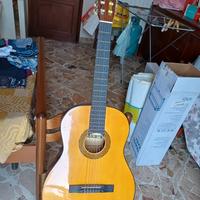 Chitarra classica Sakura con custodia perfetta 