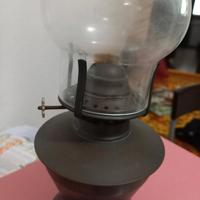 Vecchia lampada a cherosene, probabilmente in rame