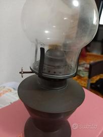 Vecchia lampada a cherosene, probabilmente in rame