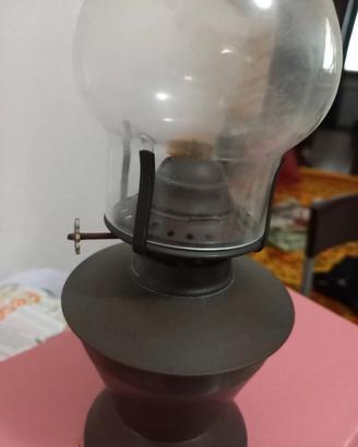 Vecchia lampada a cherosene, probabilmente in rame