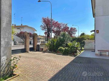 Porzione di casa con giardino vicino al mare