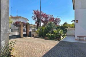 Porzione di casa con giardino vicino al mare