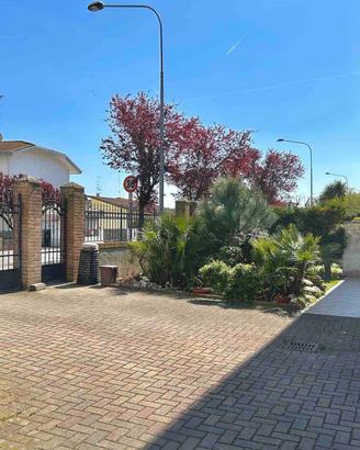 Porzione di casa con giardino vicino al mare