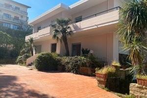 PORZIONE DI VILLA BIFAMILIARE con giardino
