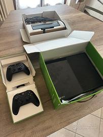Console Xbox One con 2 controller e giochi