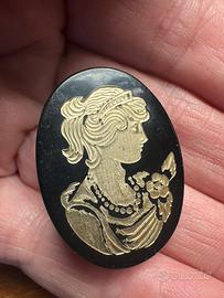 Cammeo spilla vintage incisione su bachelite