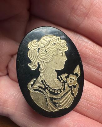 Cammeo spilla vintage incisione su bachelite