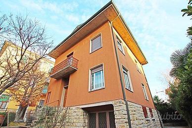 Villa di 385 m² con più di 5 locali e box auto dop