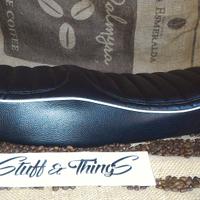 Sella piatta nera con bordi bianchi scrambler