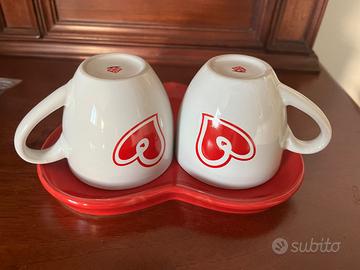 Tazzine da caffè con vassoio