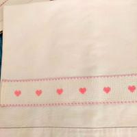 coppia lenzuolini ricamati a mano con cuoricini