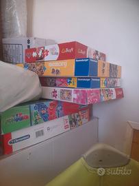 Decine di confezioni di Puzzle