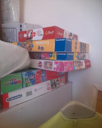 Decine di confezioni di Puzzle