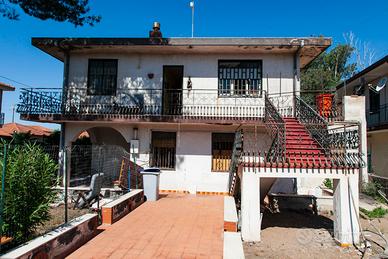 Ampio appartamento con terrazzo e doppio ingresso