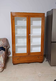 vetrina in legno d'epoca