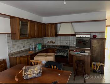 Cucina in legno con marmo