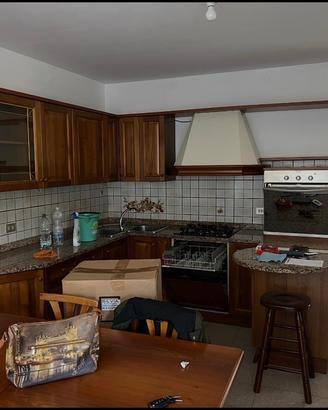 Cucina in legno con marmo
