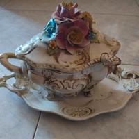 zuppiera in porcellana Capodimonte stile barocco