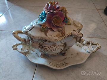 zuppiera in porcellana Capodimonte stile barocco