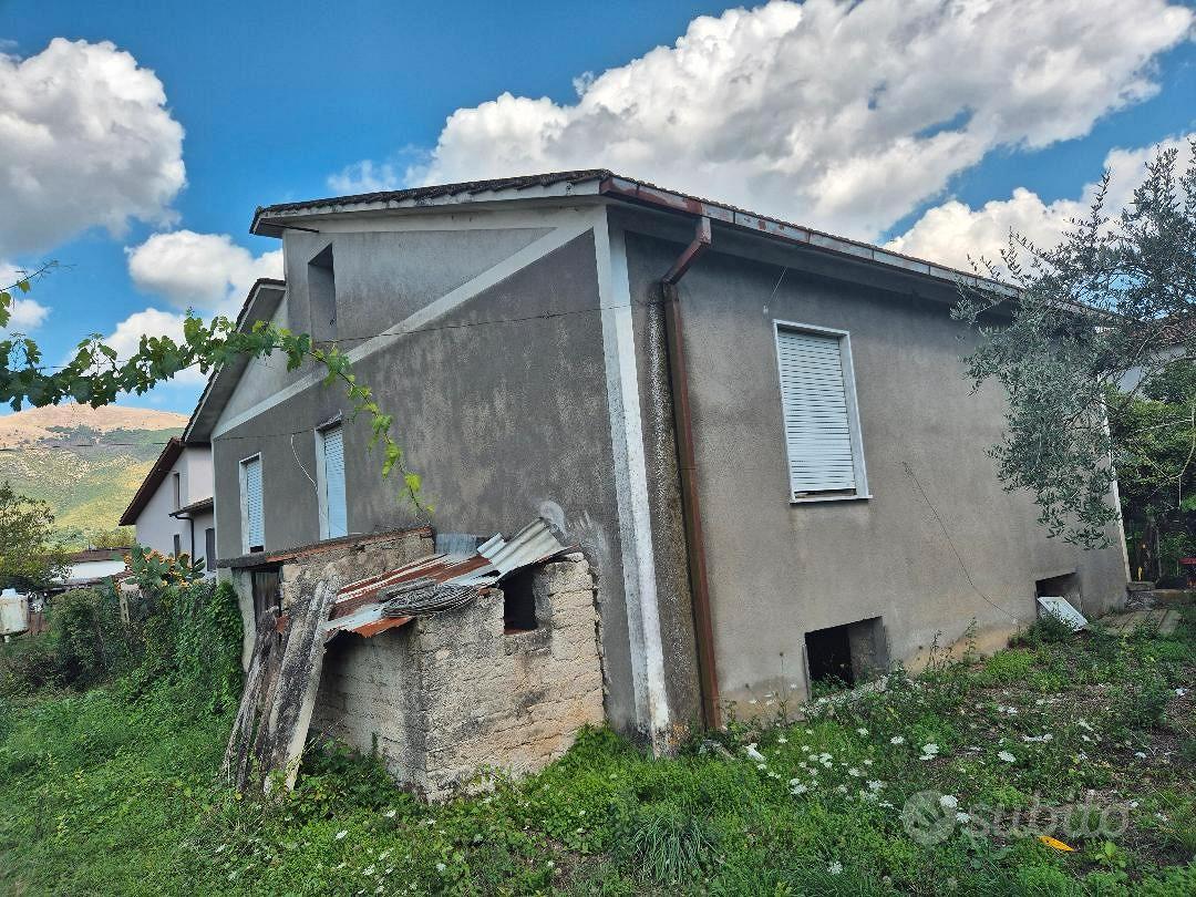 N. 2 fabbricati su terreno con vigna ca. 8.500 mq - Vista 2