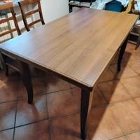 Tavolo in legno con n.6 sedie 