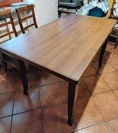 Tavolo in legno con n.6 sedie 