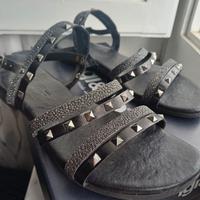 Sandali neri con stringhe borchiate .