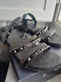 Sandali neri con stringhe borchiate .