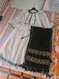 Costume tradizionale rumeno vitale fatto a mano.