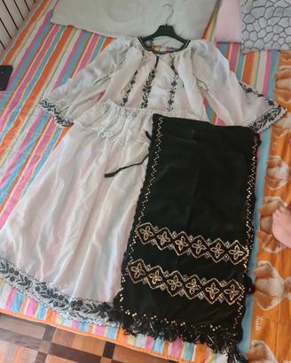 Costume tradizionale rumeno vitale fatto a mano.