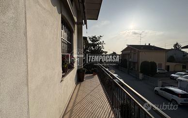 Porzione di bifamiliare con giardino privato - Qua