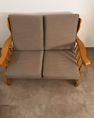 Divanetto rustico in legno appena rifoderato