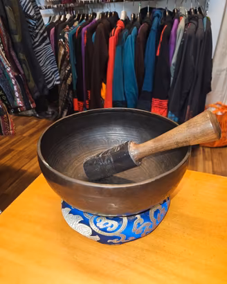 Campana Tibetana scura Incisa la ruota del Dharma