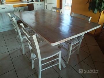 Tavolo da cucina con sedie