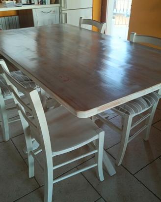 Tavolo da cucina con sedie