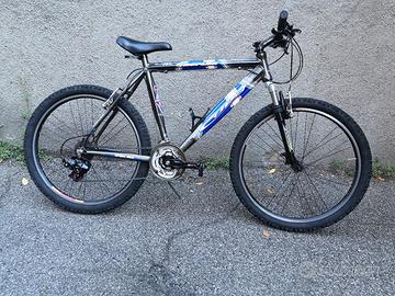 BICICLETTA IN ALLUMINIO 26 POLLICI AMMORTIZZATA 