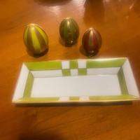 Uova gioiello stile Faberge e vassoietto abbinato