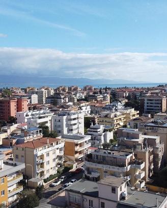 Ampio pentavano con giardino - cantina e box auto