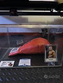 Guantone autog. Tyson con teca e card COA Beckett 